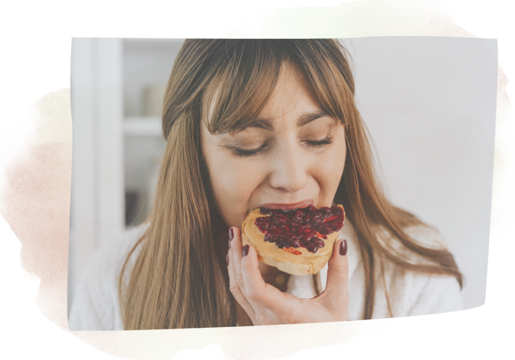 Personne prenant son repas dans une ambiance détendue, illustrant une relation sereine avec l'alimentation.